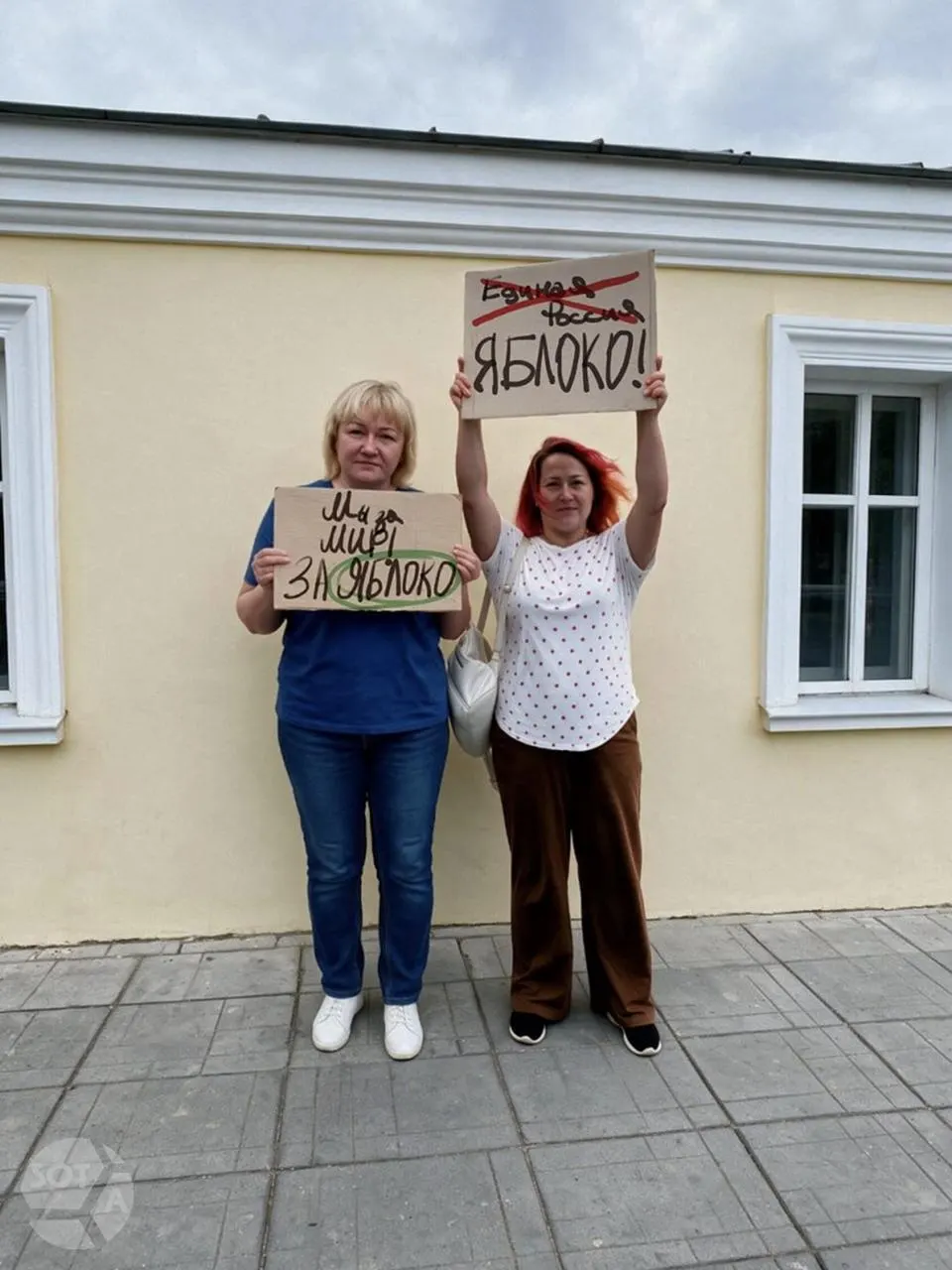 В Костроме на площади Сусанина прошла акция в поддержку партии «Яблоко»; мероприятие сопровождалось присутствием полиции, задержания не зафиксированы. В ходе сюжета упомянуты судебные решения и изменения в списке кандидатов по регионам.