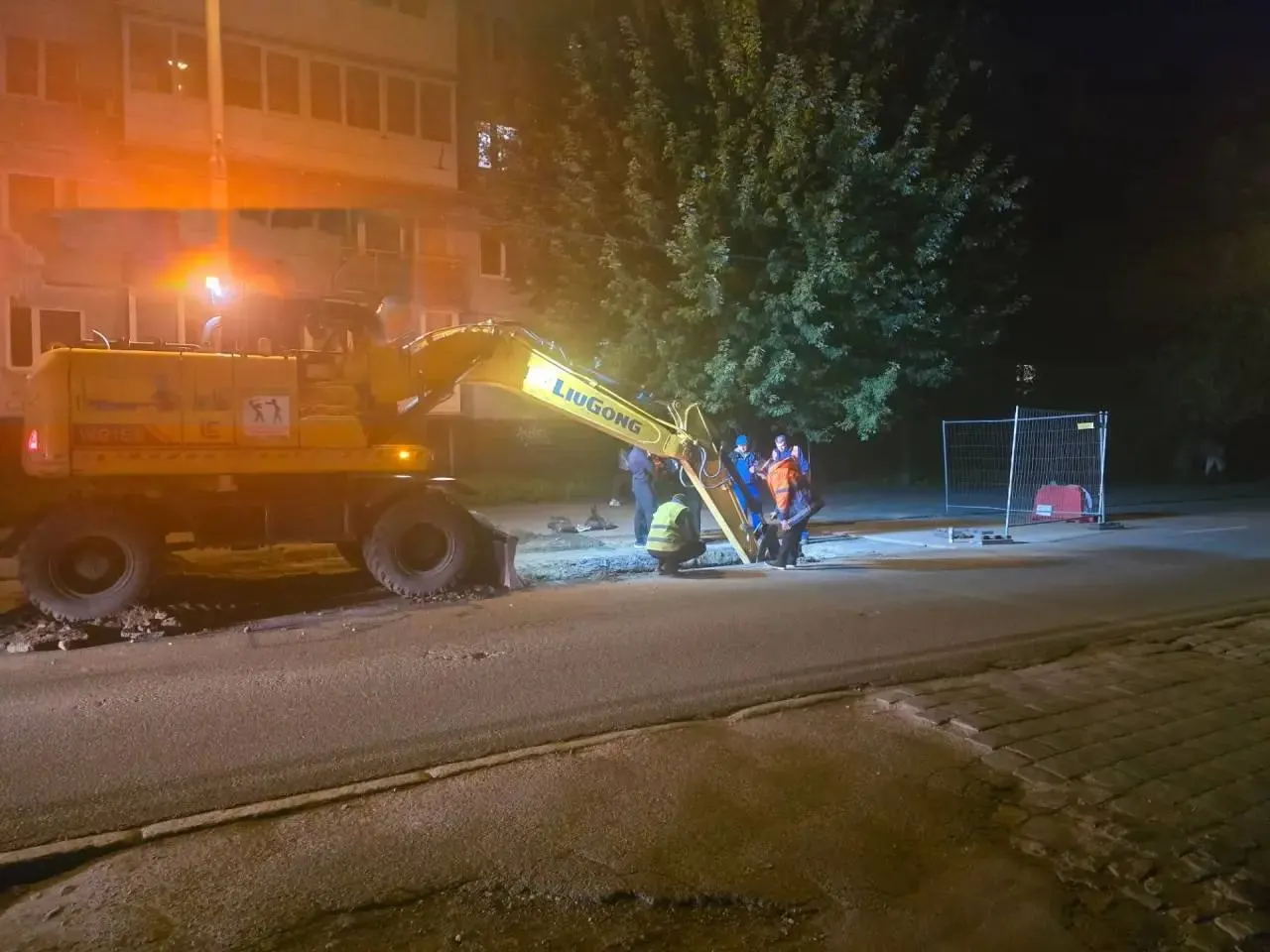 Коммунальная авария повлекла перекрытие части дороги на улице Дзержинского. На месте работают аварийные бригады, движение регулируют знаками, водителей просят выбрать альтернативный маршрут.