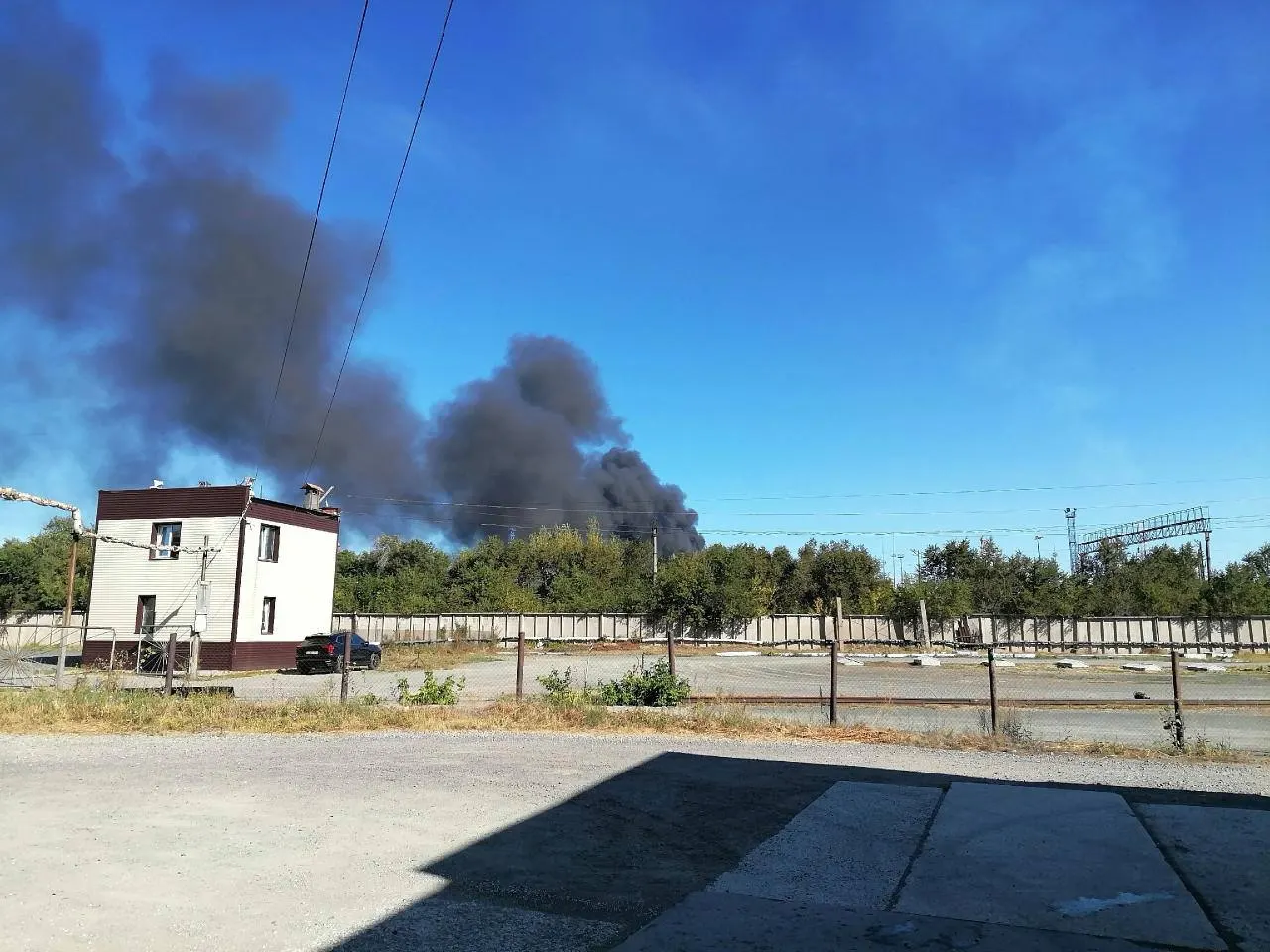 Населению рекомендуют оставаться дома, не подходить к окнам и укрываться; сообщаются перебои в мобильной связи; атака может быть связана с соседней Оренбургской областью; Орский НПЗ стал целью атаки; сирены звучали продолжительное время.