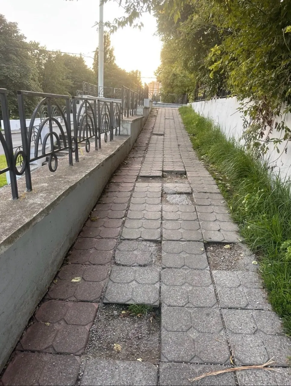Женщина сломала ногу на спуске для велосипедистов возле бывшего Дома Советов; ремонт участка запланирован на 2027 год.