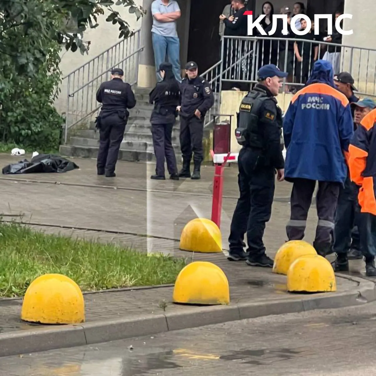 Женщина 1988 года рождения погибла после падения с балкона многоэтажного дома в Калининграде. Следственные органы устанавливают обстоятельства.