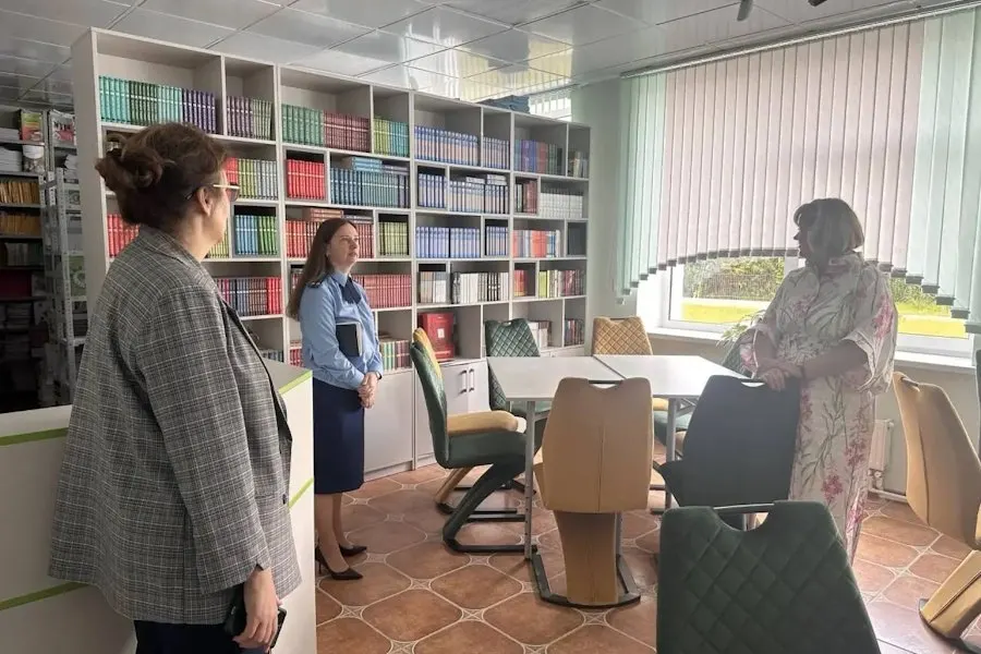Прокуратура сообщает, что капитальный ремонт школы в Васильково достиг 99% готовности; контракт с подрядчиком расторгнут из‑за нарушений сроков, сейчас работы выполняют другие организации.