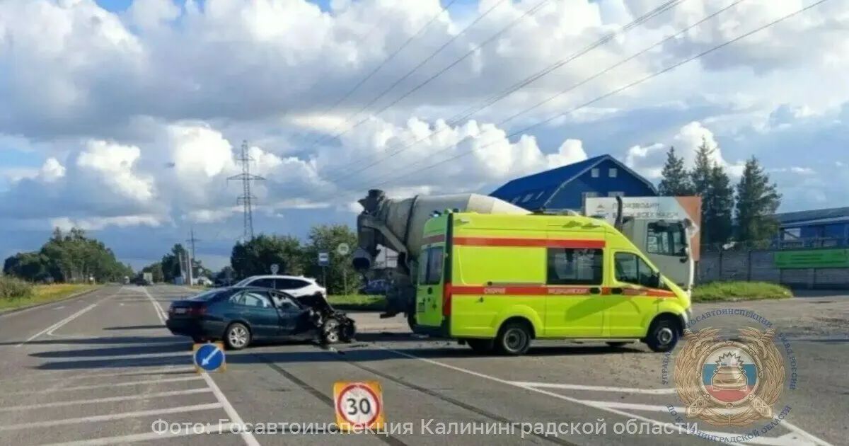 На окружной дороге Калининграда произошло ДТП: бетономешалка столкнулась с Toyota, водитель получил травмы. Данные уточняются.