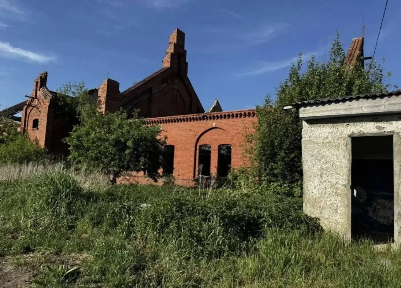 Прокуратура требует ограничить доступ к заброшенному зданию в посёлке Краснофлотское под Зеленоградском, заявив об угрозе безопасности граждан; иск направлен в суд.