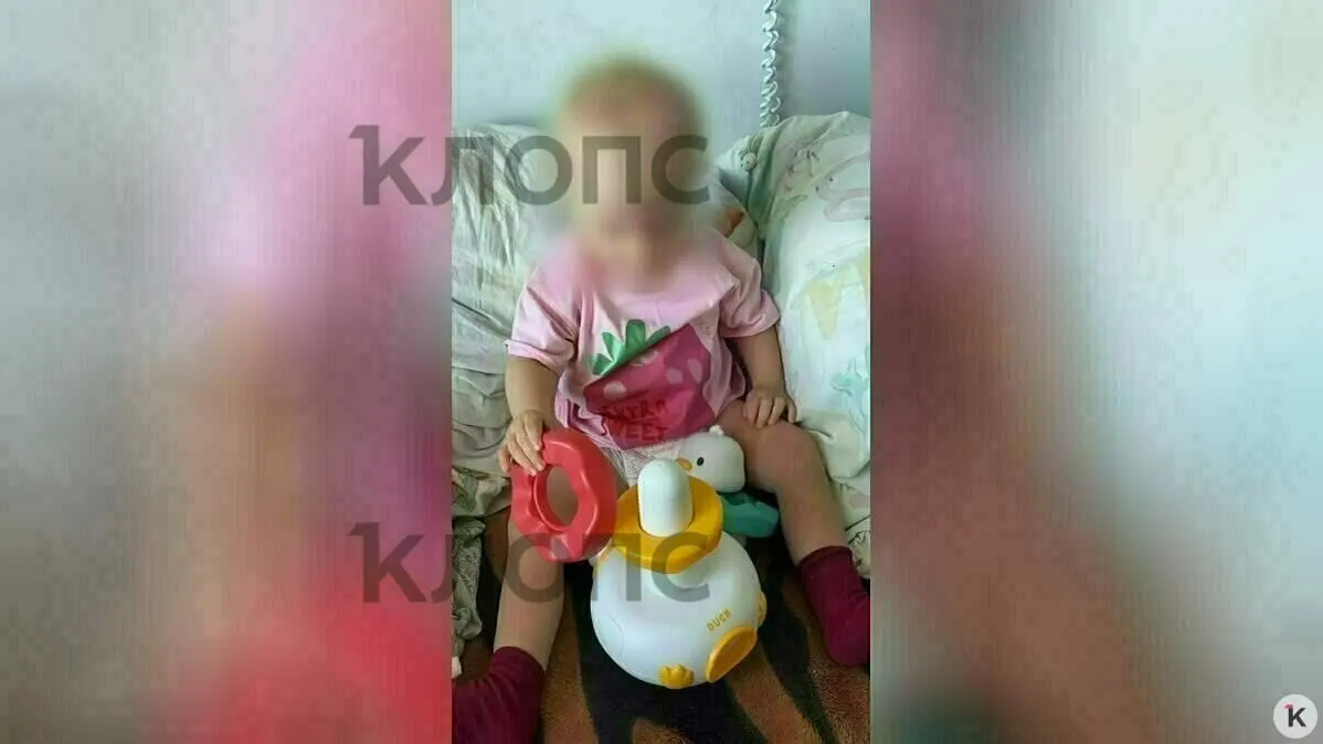 После ДТП у малышки диагностировали перелом бедра со смещением, отёк мозжечка и другие травмы; она восстанавливается под наблюдением врачей, семья получает поддержку от калининградцев.