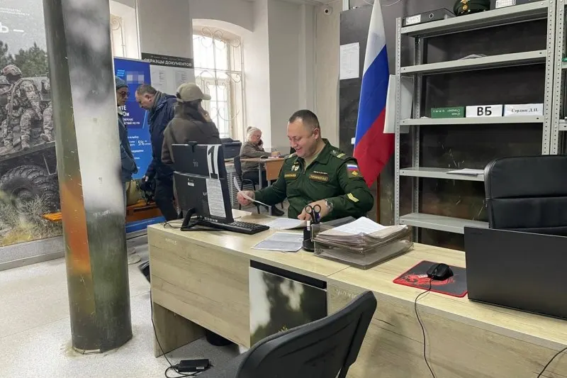 Официальные лица опровергли слухи о мобилизации и заверили, что массовая мобилизация не планируется; западные СМИ продолжают освещать тему, эксперты считают это попыткой давления на общество.