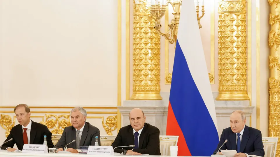 Президент предложил обеспечить трудоустройство ветеранов с учетом боевого опыта, увеличить региональные квоты и сохранить рабочие места во время сокращений.