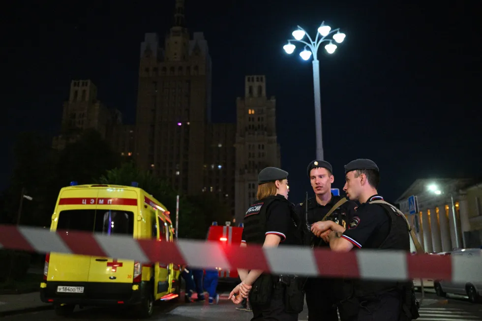 Проверяются версии о террористическом акте после взрыва в московском ресторане; сообщается, что виной стал самодельный взрывной предмет, который пыталась пронести неизвестная женщина; число погибших и раненых уточняется.