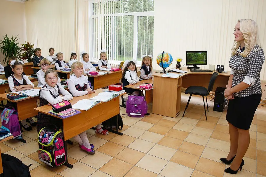 В 2026 году в систему образования региона пришло свыше 500 педагогов: около 200 — молодые специалисты, примерно 300 — переехавшие из других регионов. Дефицит кадров сохраняется, но к началу учебного года регион готов.