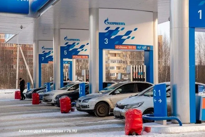 Клиентам доступна покупка топлива в любом объёме и оплата после заправки в нескольких регионах, включая Москву и Санкт-Петербург.