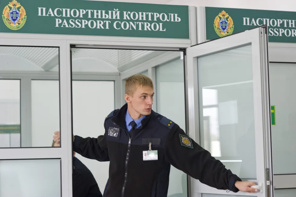 Свидетельства людей из разных уголков страны о дополнительных проверках, задержках и контроле телефонов на границе на фоне военного конфликта.