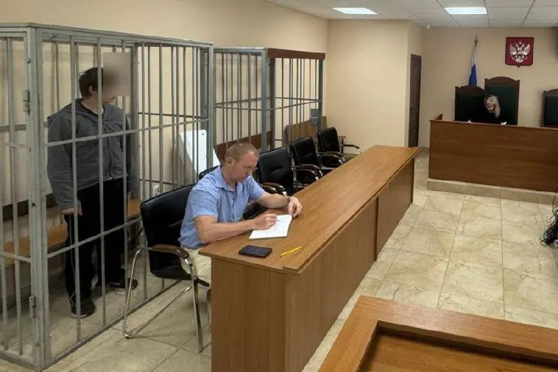18-летний житель Зеленоградска приговорен к семи годам лишения свободы за попытку поджечь релейные шкафы на железной дороге; 2,5 года он будет отбывать в тюрьме.