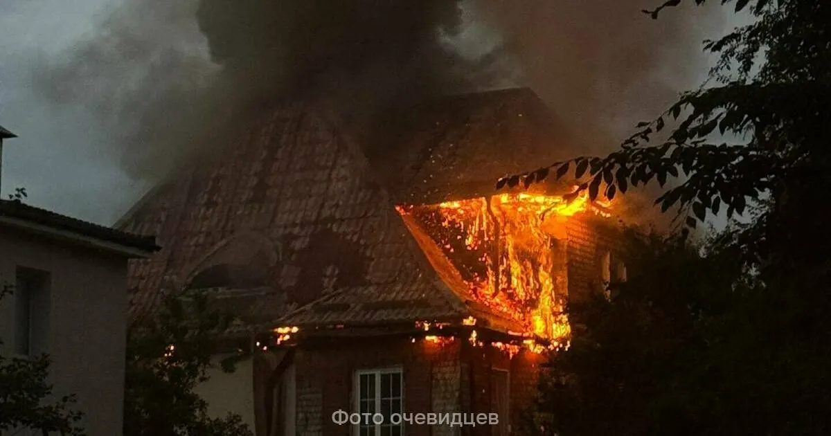 Пожарные прибыли на место, пострадавших нет; причины возгорания устанавливаются.