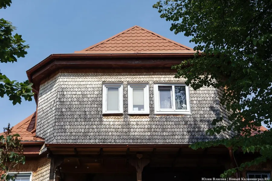 Пожар в вилле-памятнике на переулке Грибоедова потребовал эвакуации 24 человек, включая 6 детей. Площадь возгорания около 80 квадратных метров; на месте работают 28 пожарных и техника МЧС.