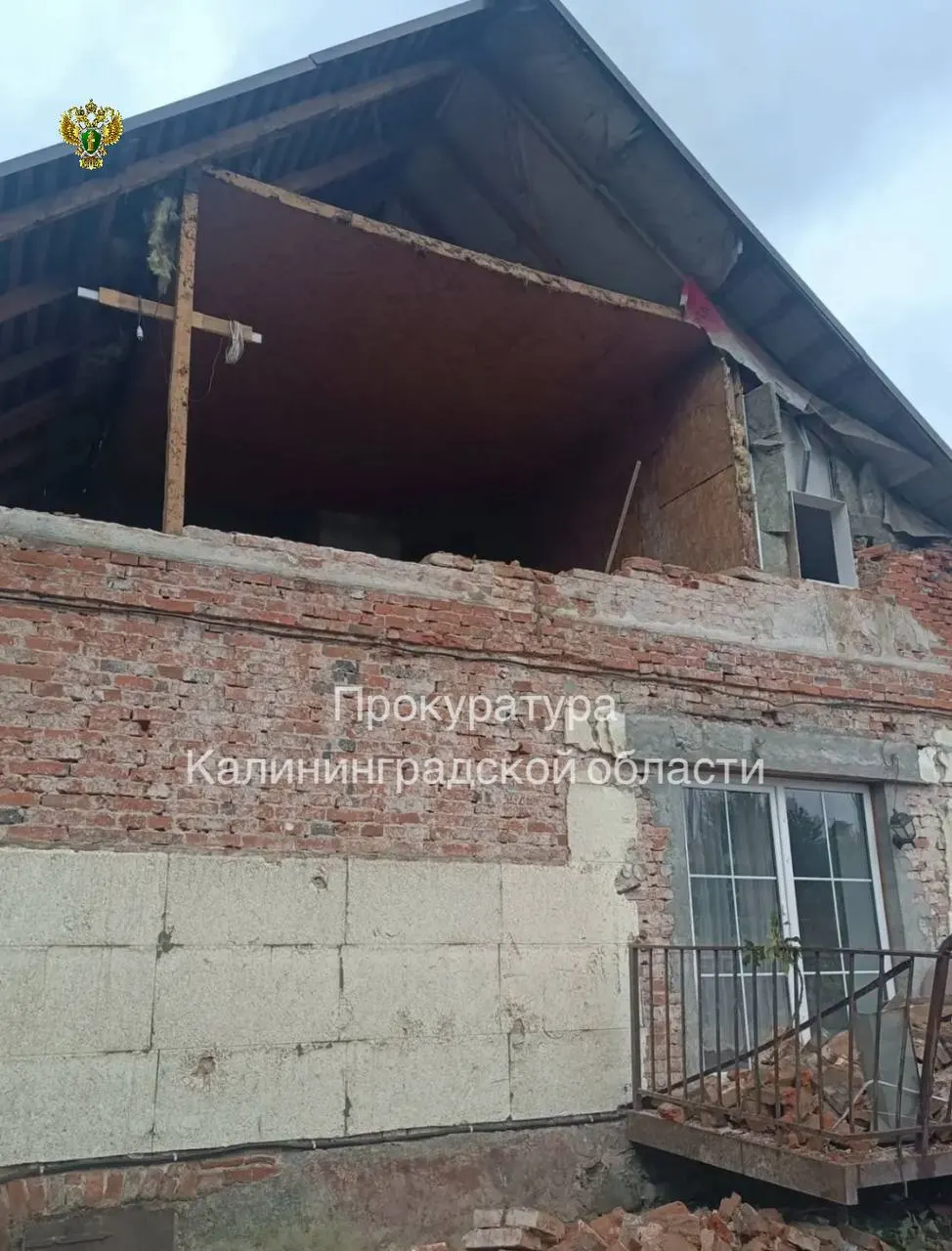После происшествия частично обрушилась крыша шестиквартирного дома на Калининградском шоссе; три семьи получили предложение временного жилья, прокуратура инициировала проверку.