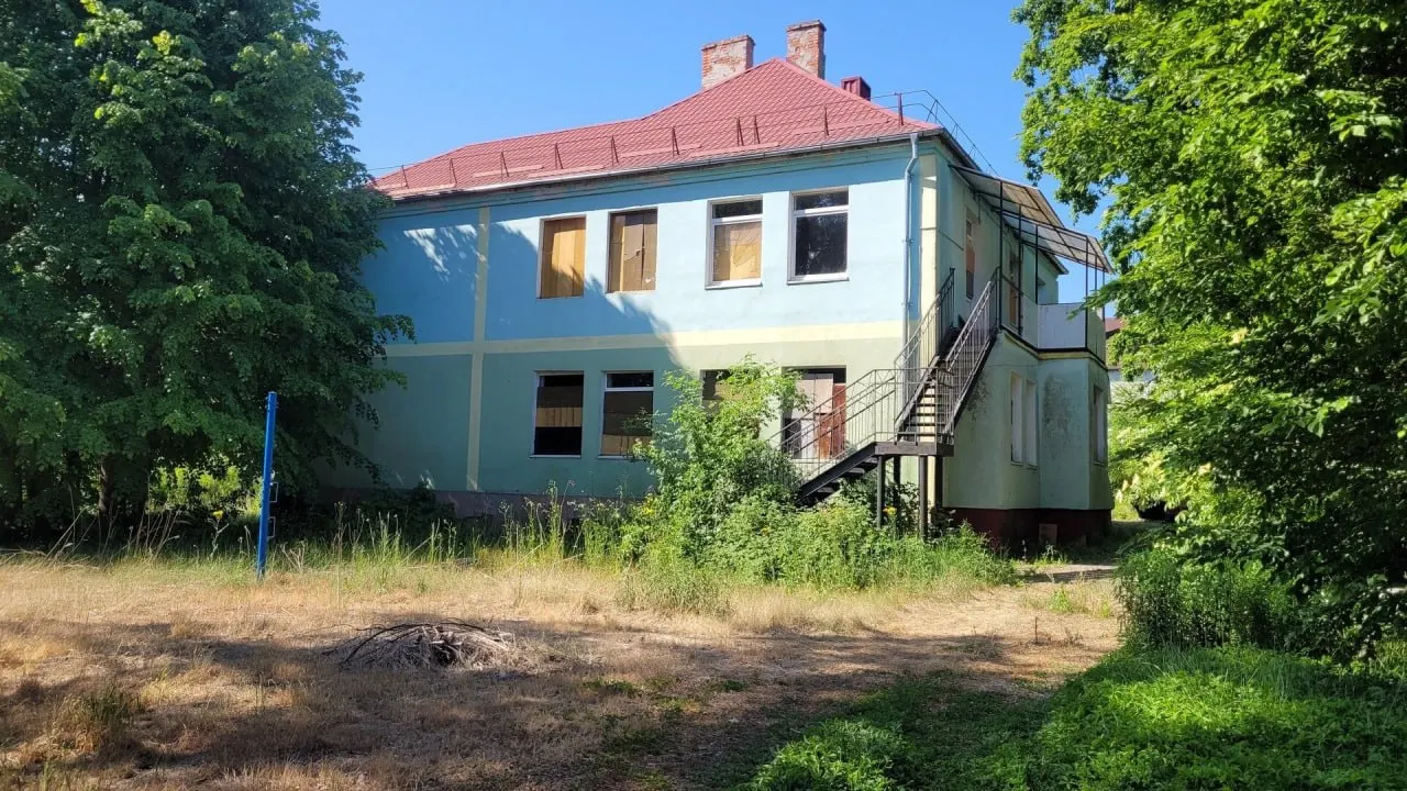 На торговой площадке выставлен к продаже нежилой дом №20 на улице Александра Невского, гараж и земельный участок; начальная цена около 8,1 млн ₽.