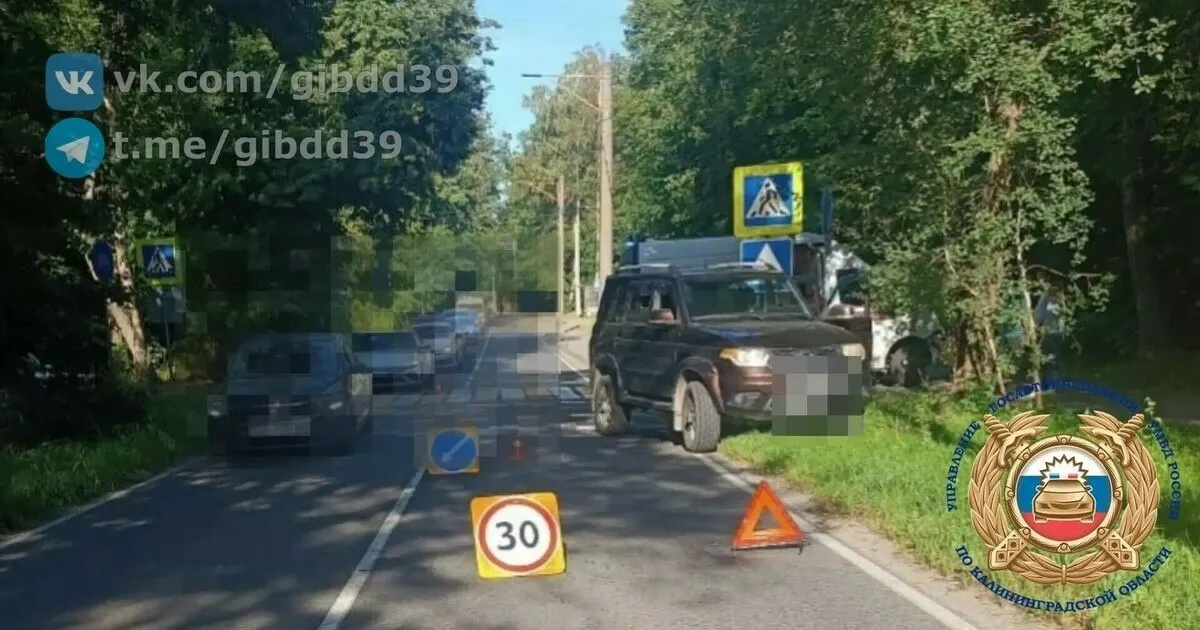 На Калининградском проспекте в Светлогорске водитель УАЗа на пешеходном переходе сбил пешехода; пострадавший получил травмы, обстоятельства расследуются.