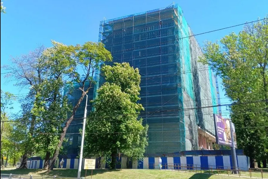 Разрешение на строительство продлено до конца 2026 года; здание у прокуратуры будет административно-гостиничным комплексом без жилой застройки.