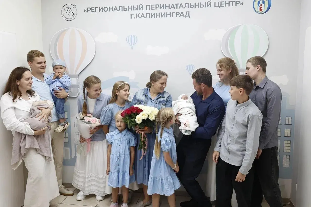 Две женщины из Калининградской области стали мамами в десятый раз за считанные часы. У одной родилась дочь, у другой — сын. В регионе уже три «Матери-героини», ещё две женщины могут претендовать на награду.
