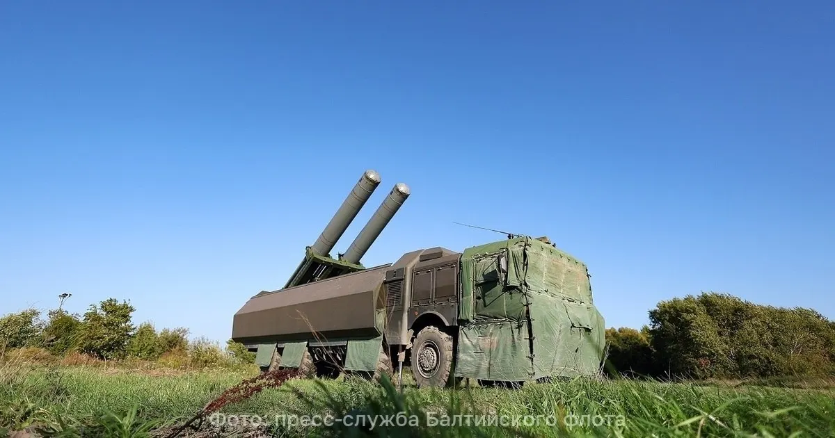 На побережье Калининградской области развернули батареи ракетных комплексов «Бастион». В учениях задействованы свыше 100 военнослужащих и более 20 единиц техники.
