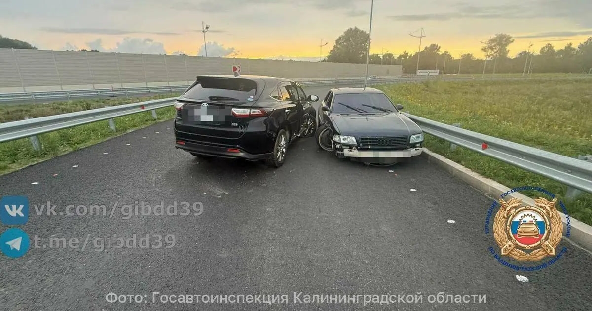На Северном обходе Калининграда столкнулись автомобили из-за отсутствующей временной разметки; пострадал пассажир.