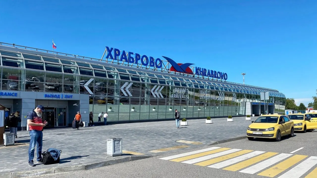 По данным онлайн‑табло, задержки вызваны закрытием воздушного пространства в других городах; в списке — рейсы из Москвы (Шереметьево и Домодедово), Санкт‑Петербурга, Ижевска, Казани и Екатеринбурга; ожидание пассажиров от 15 минут до 7 часов.