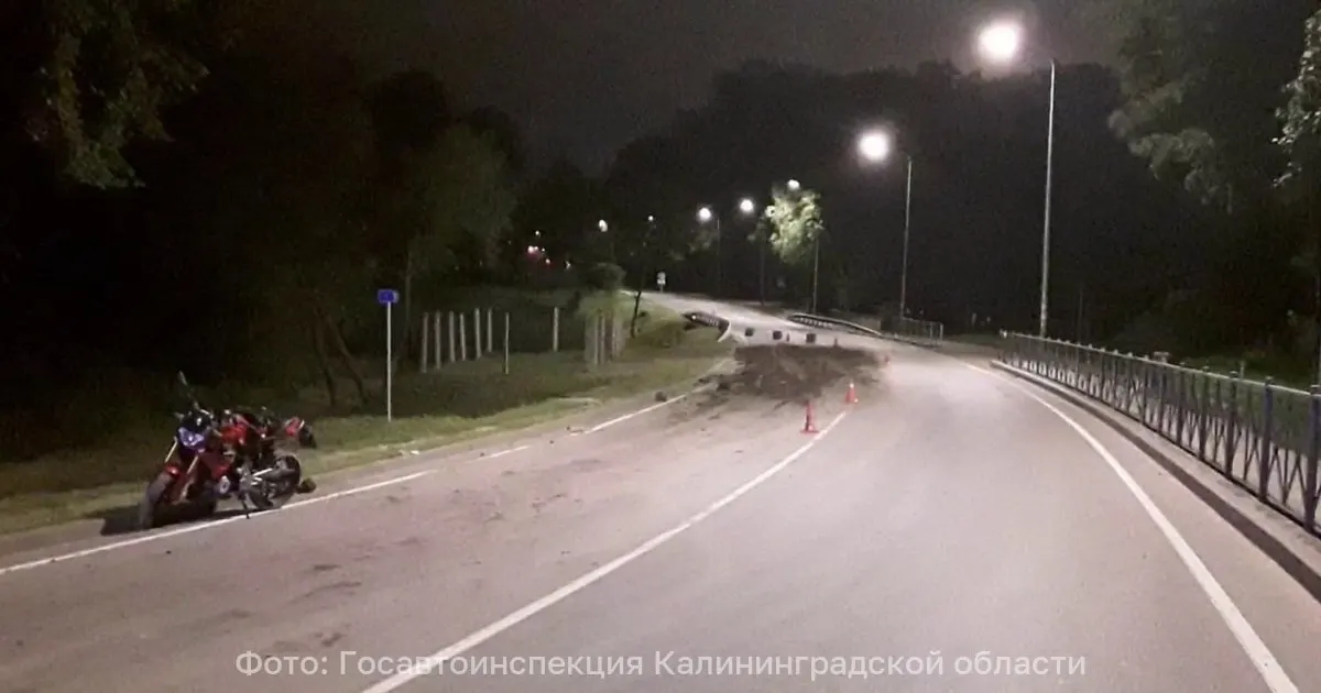 Мотоциклист влетел в кучу земли, выпавшую из грузовика на трассе Калининград — Полесск, едва не погиб; водитель самосвала задержан и ждёт штраф.