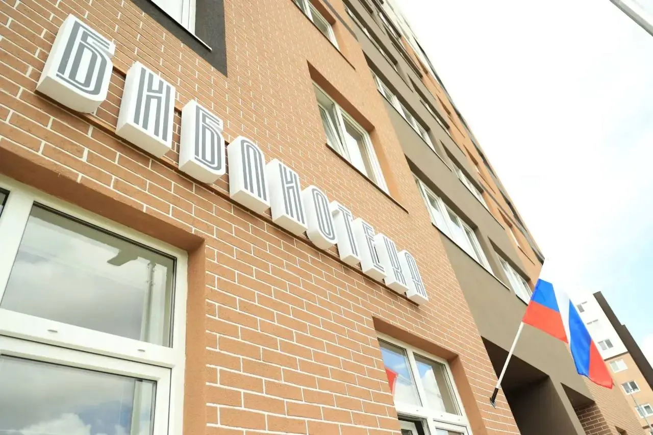 Новое пространство на первом этаже жилого дома объединяет читальный зал, конференц-залы и мультимедийное пространство; при необходимости оно превращается в кинозал, а для выставок и творчества предусмотрена отдельная площадка.
