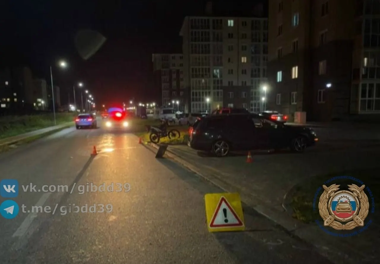 Дорожное происшествие произошло 19 августа около 21:03. Легковой автомобиль поворачивал к дому №4 на улице Молодёжной и не пропустил ехавший навстречу мотоцикл. Байкер — мужчина 1990 года рождения — получил травмы; обстоятельства ДТП устанавливаются.