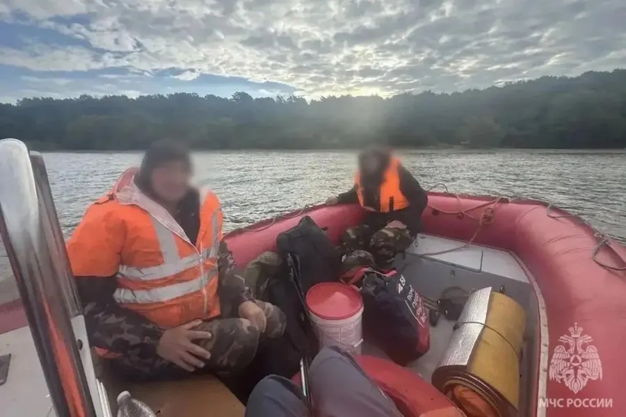 Два рыбака оказались на острове Насыпной после поломки лодки; спасатели вывели их на берег, медицинская помощь не потребовалась.
