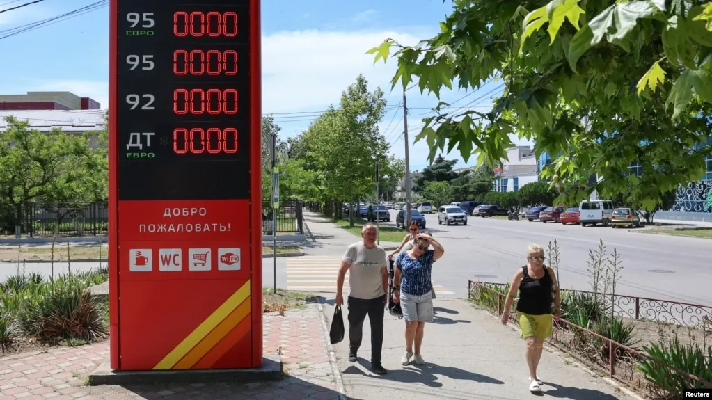 В Геленджике и окрестностях бензин исчез; власти опубликовали список работающих АЗС. Очереди растут, водители ждут пополнения топлива, а в регионе вводят ограничения на отпуск.