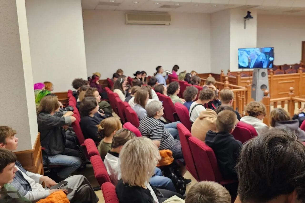 Погибшие и пострадавшие при атаке беспилотника в Ярославской области; снятие кандидатов от партии «Яблоко» в Калининграде и Свердловске; сбой Википедии в России; продажи двойного назначения на OZON; Минюст пополнил реестр иностранных агентов; арест жены активиста в Разяни.