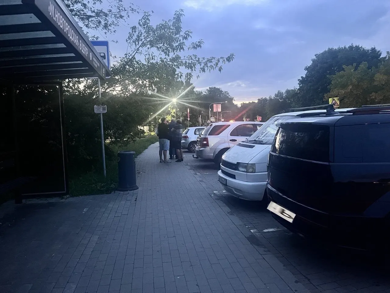 Инцидент произошёл у новой остановки, водитель заехал в карман и едва не сбил женщину с ребёнком. В мэрии предложили увеличить видимость остановки и усилить контроль за нарушителями.