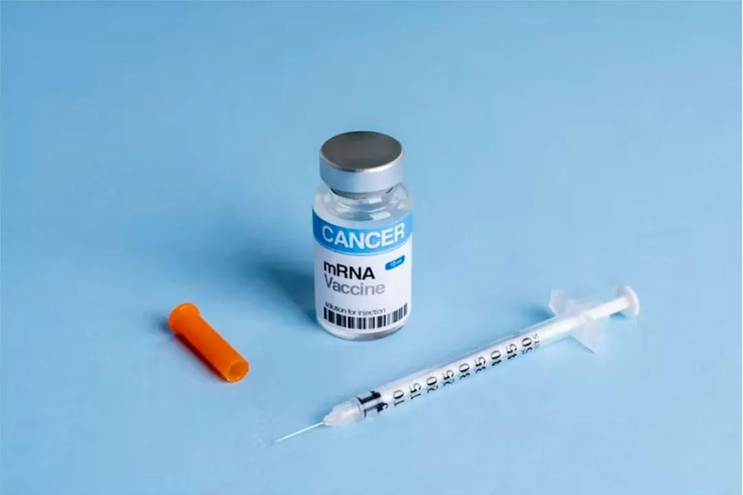 Успешные результаты испытаний мРНК‑вакцины против меланомы; резкий рост акций компаний и запуск государственной программы высокотехнологичной онкологической терапии в России.