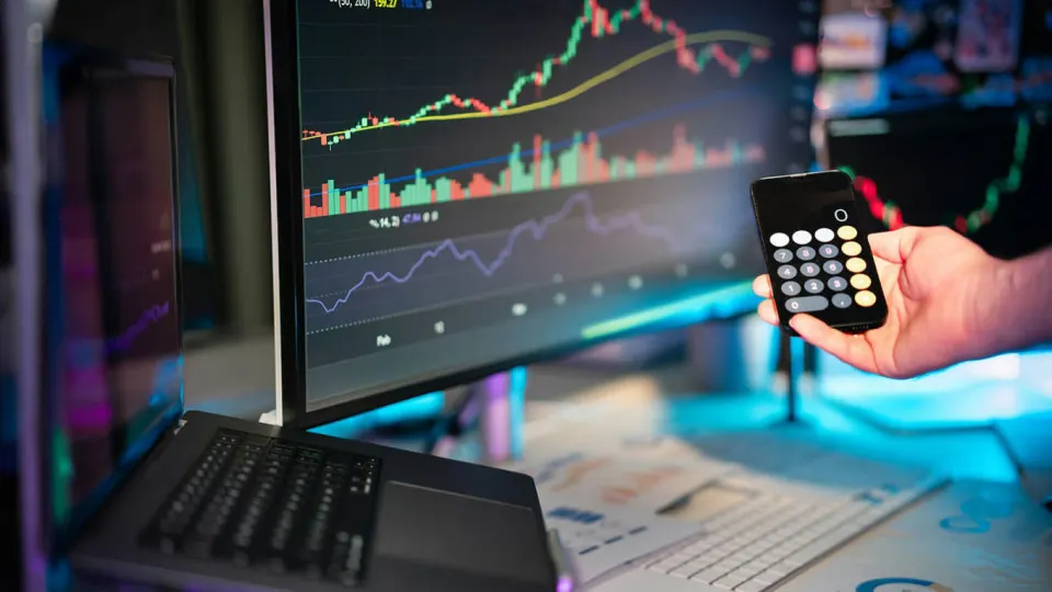Глава ПСБ предупреждает о возможности заморозки стейблкоина USDT и обсуждает зависимость цифровых активов от эмитента и долларовой системы, а также последствия для России.