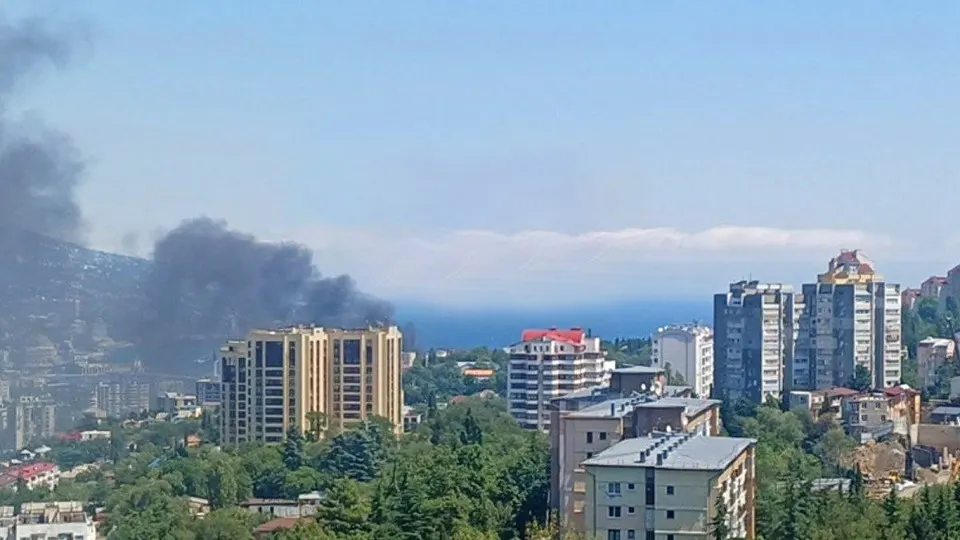 Украина нанесла удары по побережью Ялты морскими и воздушными дронами; произошёл пожар в одном из зданий на набережной, власти призвали жителей к безопасности.