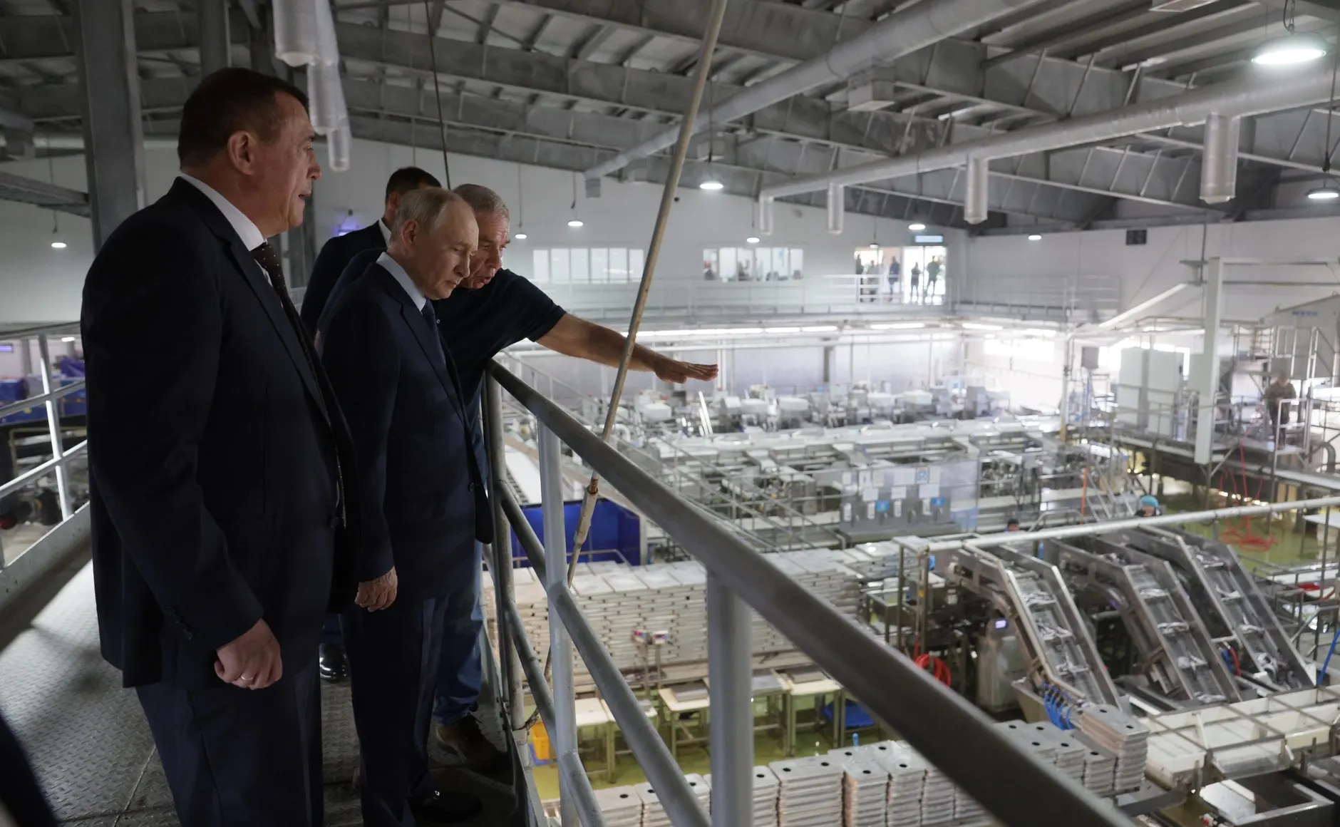 Президент посетил спорную Курильскую цепь и заявил о переменах в внешней политике, что вызвало дипломатические протесты и обсуждение исторического контекста.