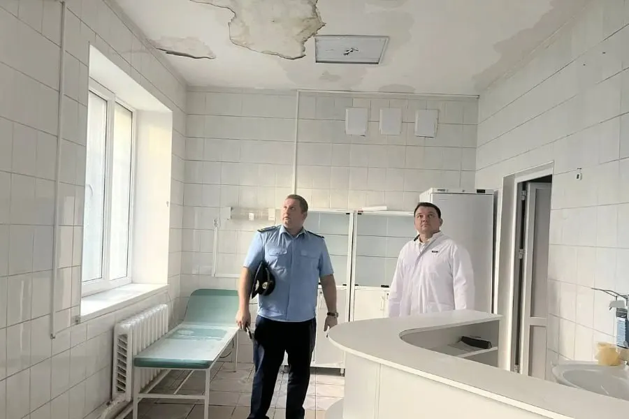 Прокуратура выявила задержку графика и нарушения при ремонте крыши поликлиники в Калининграде и внесла представления подрядчику и фонду капитального ремонта.