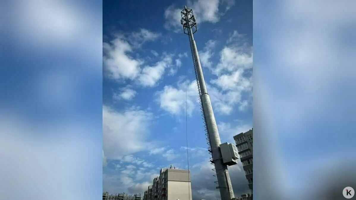 В регионе обсуждают законность и безопасность новой мачты на улице Флотской, близко к жилью и детским учреждениям.