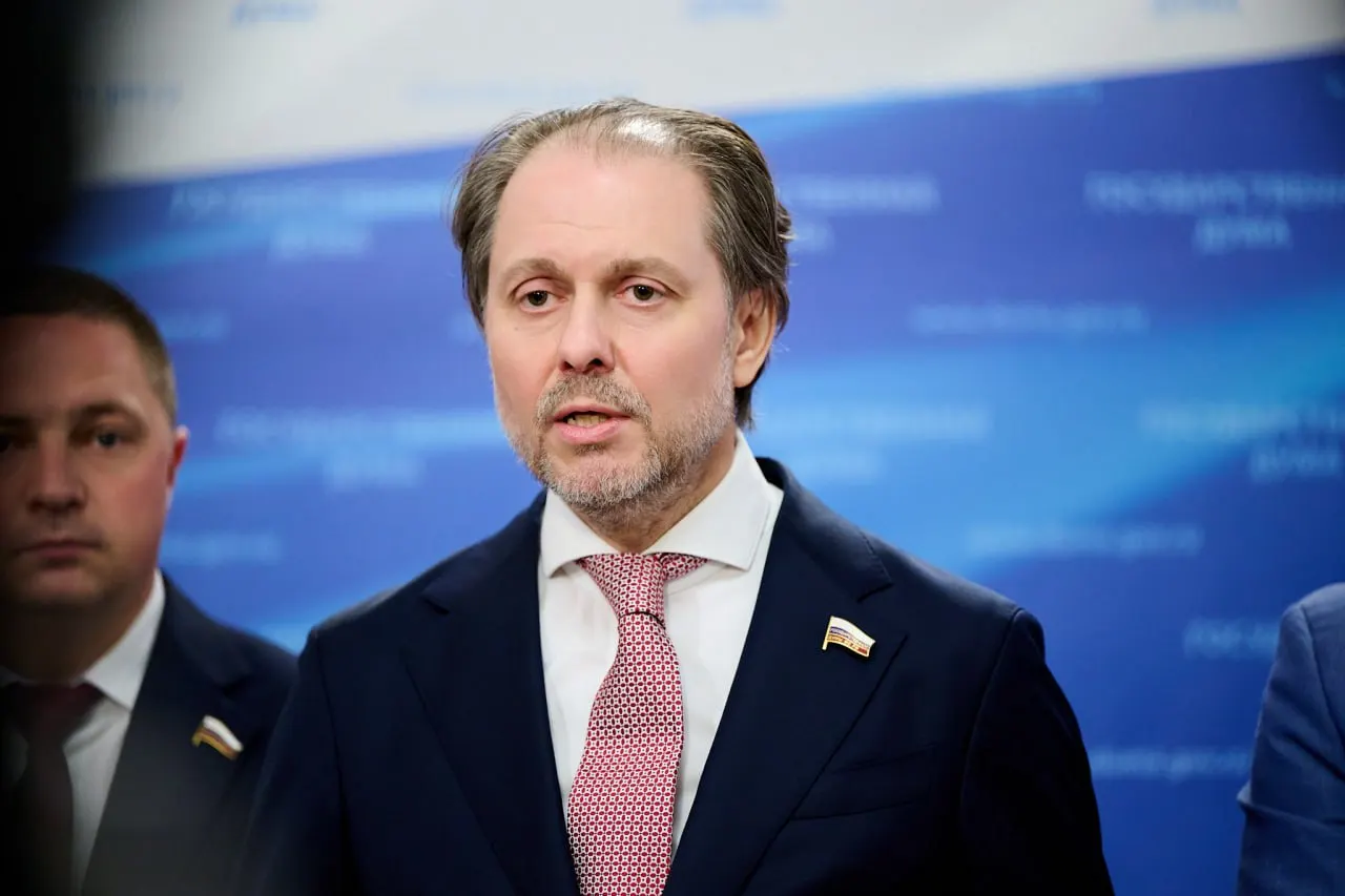 Депутат от ЛДПР Владимир Сысоев возглавил комитет по охране здоровья Госдумы. Он не имеет медицинского образования; ранее занимал должности в Тюменской области и возглавлял фракцию ЛДПР.