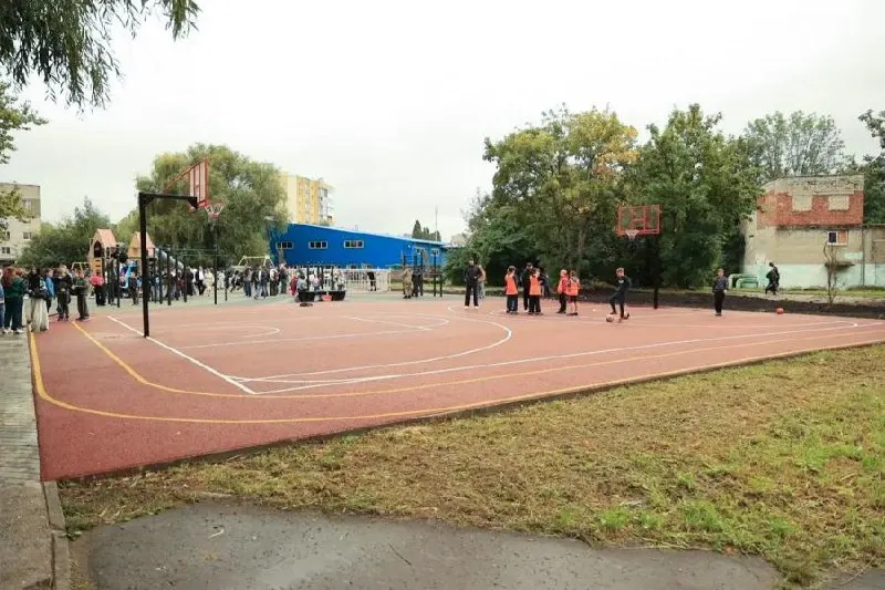 В Калининграде на ул. Дзержинского открылась современная спортивная площадка с зонами для футбола, баскетбола и детскими активностями; в планах — строительство ещё двух площадок в городе.