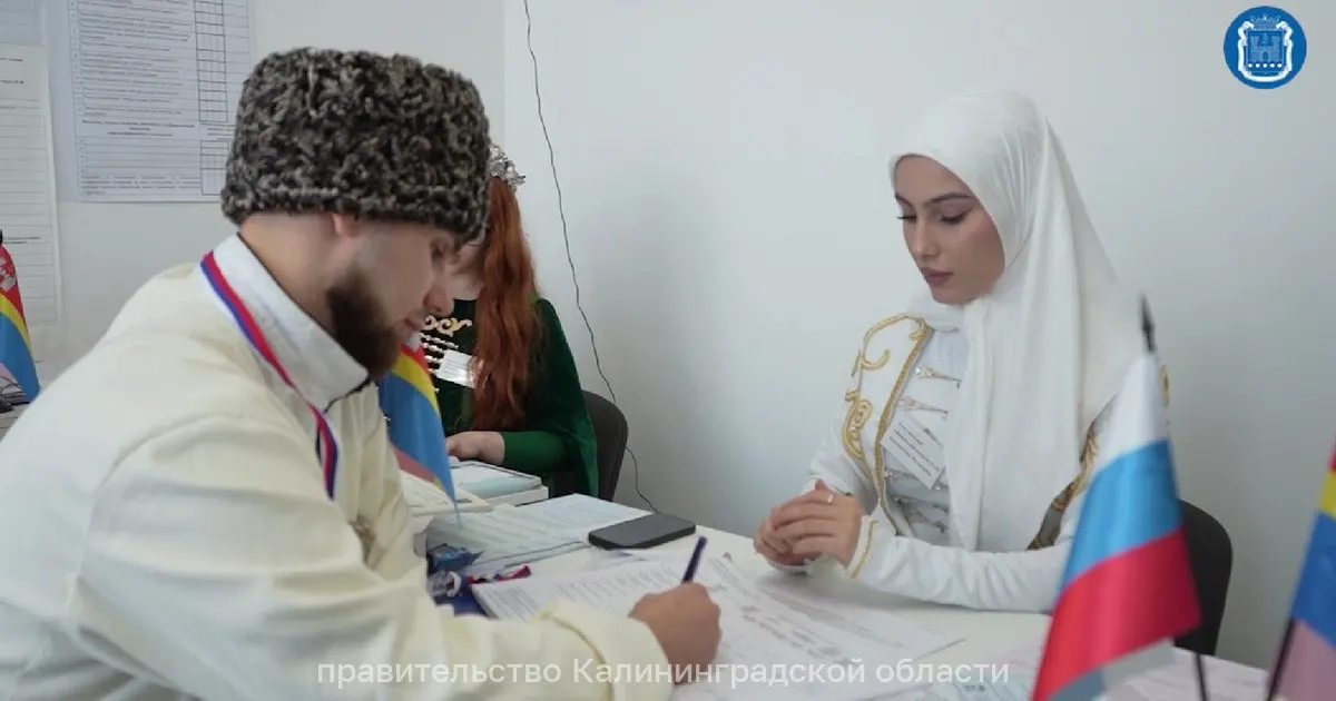 Сотрудники избирательного участка в Гурьевском округе появились на голосовании в костюмах разных культур, включая казахов, киргизов, татар, ингушей и чеченцев.