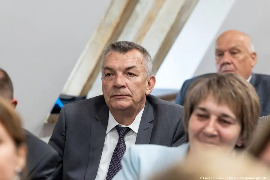 Бывшему главе администрации Зеленоградска и бизнесмену назначено наказание: восемь лет колонии общего режима и штраф 900 тысяч рублей для первого, пять лет колонии и штраф 900 тысяч рублей — для второго; оба содержатся под стражей.