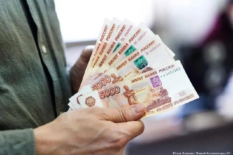 Обзор свежих предложений по должностям менеджера, машиниста крана и оператора станка с максимальными окладами до 160 тыс. рублей.