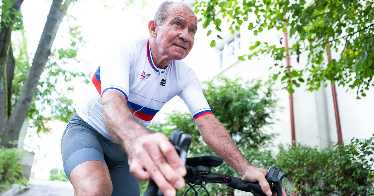 69-летний калининградский велогонщик стал чемпионом России по велоспорту, продолжая удивлять своей выносливостью и упорством.