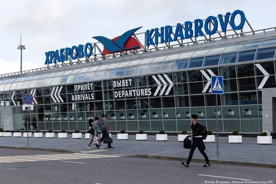 По состоянию на утро 2 сентября в калининградском аэропорту Храброво задержано 28 рейсов, два вылета отменено.