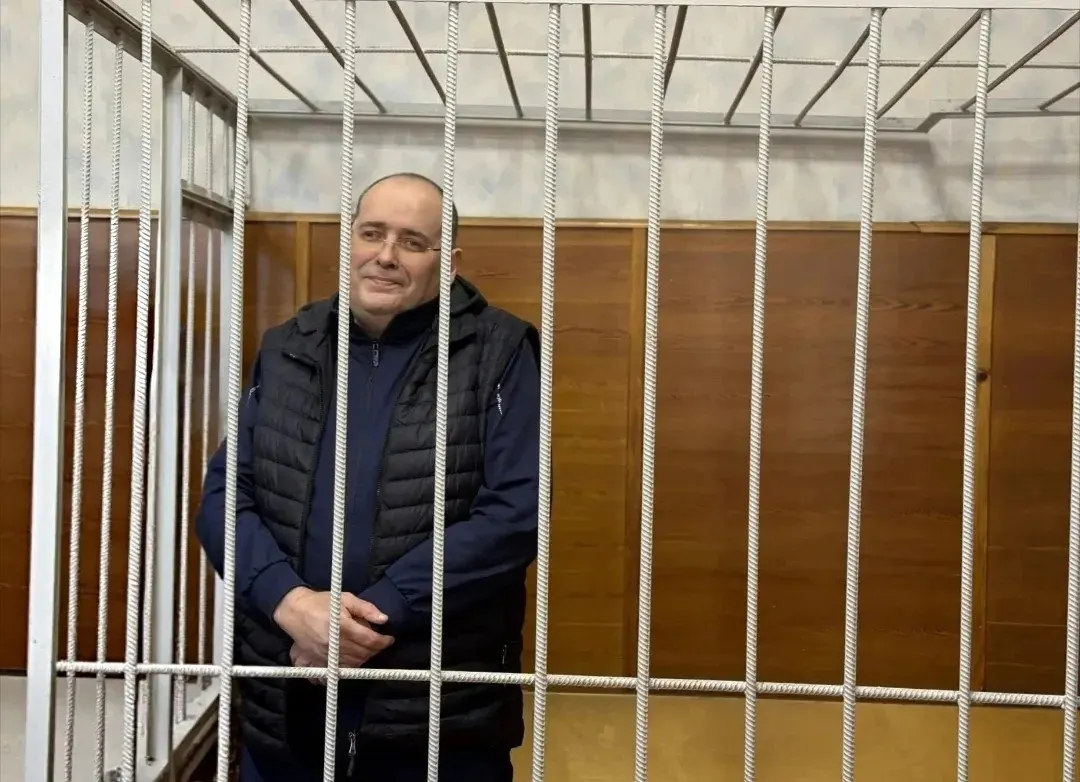 Суд вынес решение по делу: 9 лет колонии строгого режима, штраф около 8,82 млн рублей; с учетом прошлого приговора совокупный срок составит 14 лет, штраф близко к 17 млн рублей.