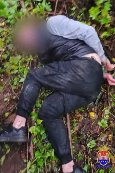 34-летний житель Калининградской области подозревается в серии краж из офисов и магазинов; ущерб более 1 млн рублей. Подозреваемый заключён под стражу.
