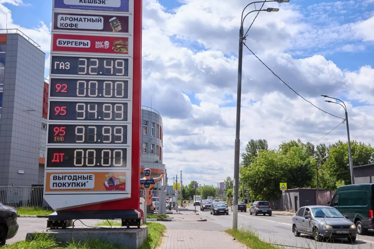 ФАС зафиксировала десятки претензий к продавцам топлива по всей России из-за роста цен; масштаб контроля и число дел растут.
