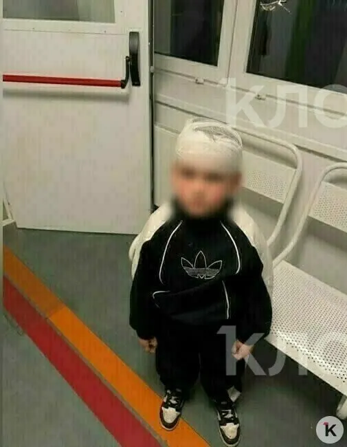 Четырёхлетний мальчик пострадал возле детской площадки после удара камнем; нападавшие уехали на велосипедах, полиция разыскивает свидетелей.
